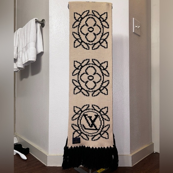 Louis Vuitton Scarf - Picture 2 of 4